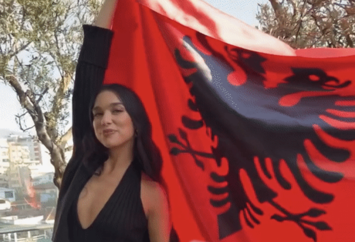 “SI QYTETARJA MË E RE”/ Dua Lipa pozon me flamurin shqiptar: Mezi pres me ju pa sonte