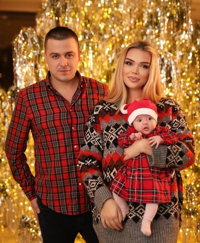 PUBLIKON FOTOT/ Eni Koçi prezanton për herë të parë vajzën në vigjilje të Krishtlindjeve
