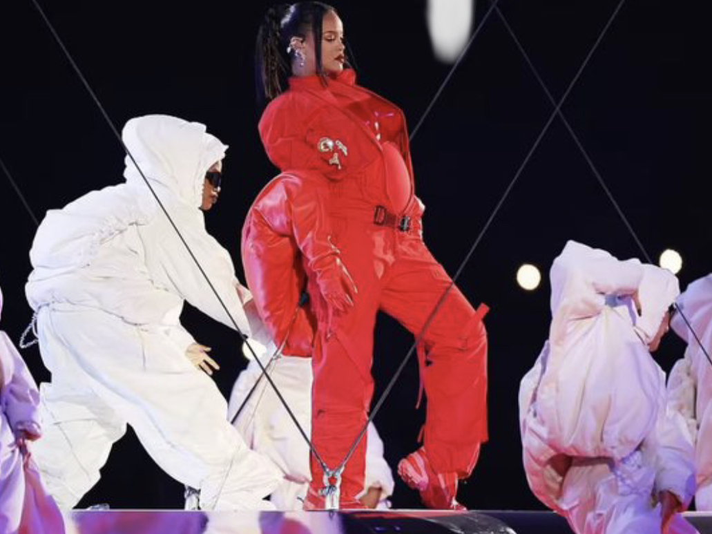 LAJM I ËMBËL/ Rihanna me super performancë në Super Bowl zbulon se është shtatzënë për herë të DYTË