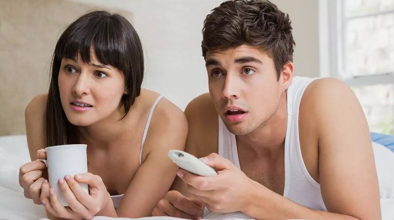 HIDHINI NJË SY/ Shikimi i filmave romantikë dëmton marrëdhënien në çift, si ndikon në jetën s*ksuale