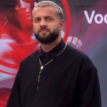 SI TË VISHEMI SI LUIZI/ Nga kostumet në ngjyra të ndryshme deri te xhaketa xhins, këngëtari frymëzon me outfit-et e tij