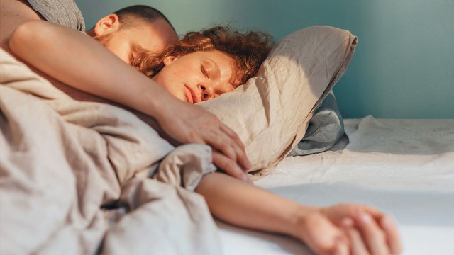 E DINIT? Çiftet flenë më mirë nëse së pari bëjnë seks!