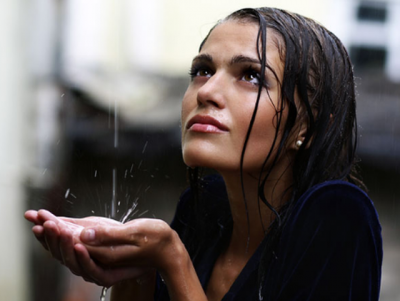 E KENI DITUR GABIM/ Njihuni me benefitet e ujit të shiut në flokët tuaj!