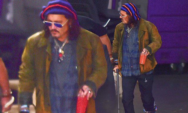 ME PATERICË DHE KËMBËN E THYER/ Çfarë i ka ndodhur aktorit Johnny Depp?!