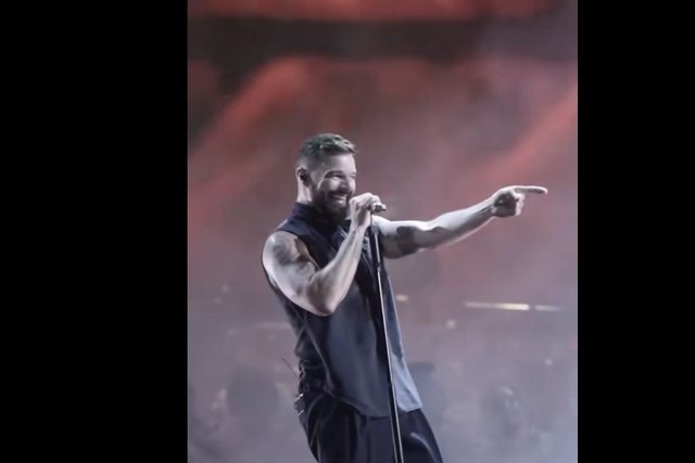 “DASHURIA QË KAM MARRË NË KËTË QYTET…”/ Ricky Martin bën premtimin nga sheshi “Skënderbej”: Do ju njoh…