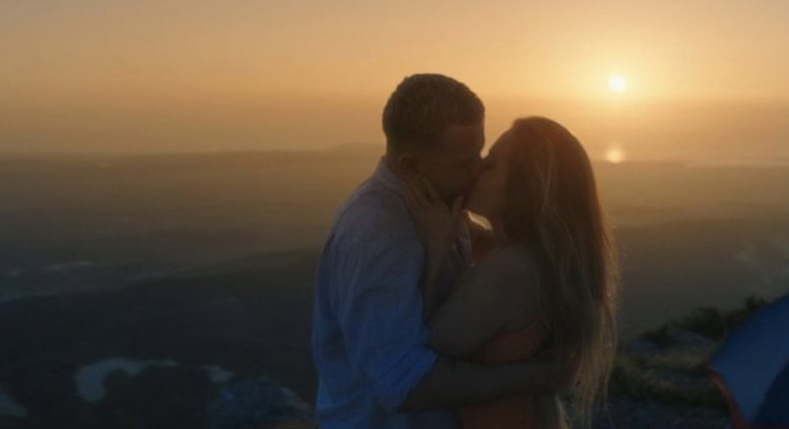 E PRISNIT? Luiz Ejlli puthet me Olta Gixharin në filmin e ri