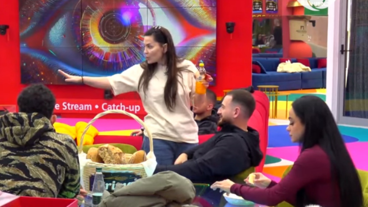 “PSE KE FRIKË? HAJDE KËTU”/ Debat i fortë mes Rozanës dhe Xumit