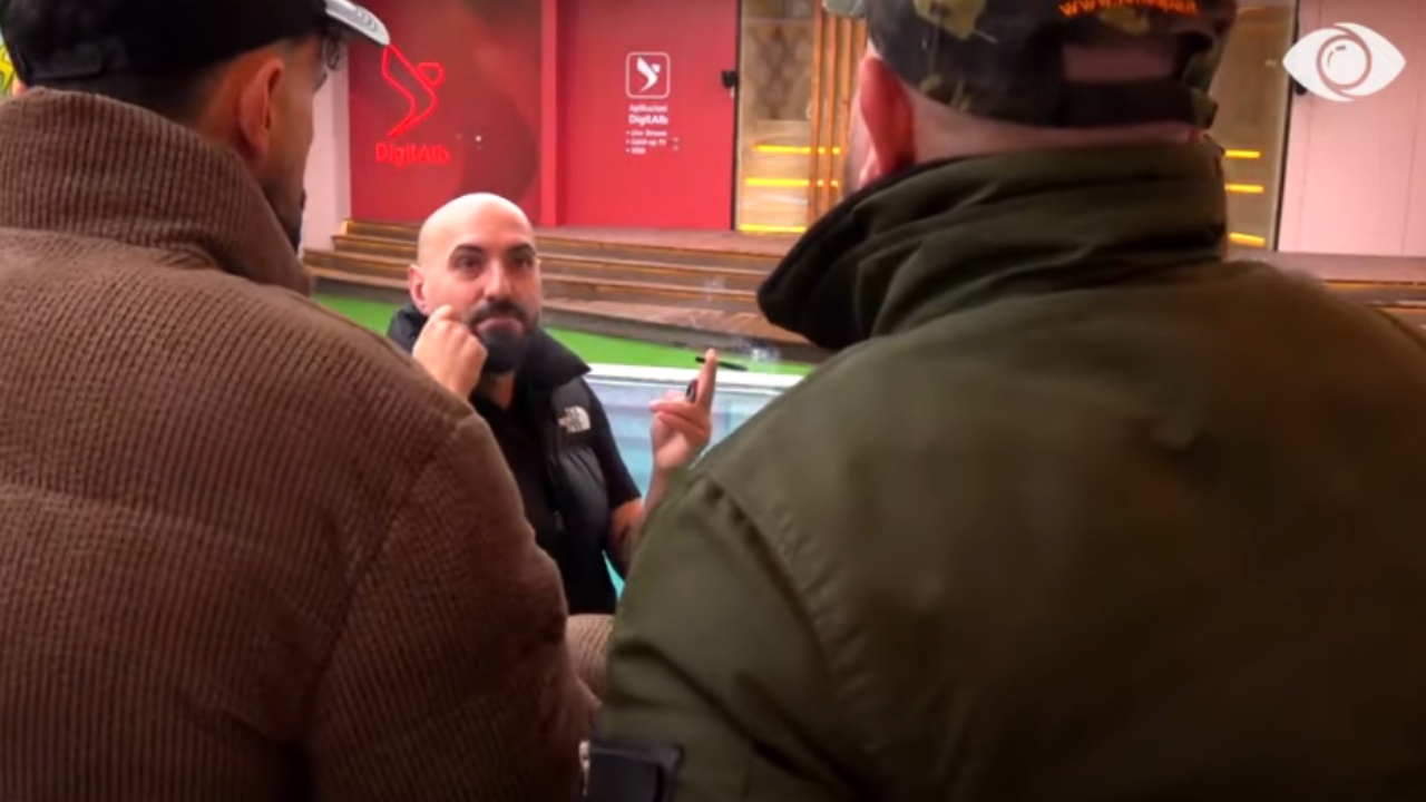 “MOS DIL NË TIRANË, SE DO TË GJUAJ ME…”/ Agravon debati mes Gertit dhe Bernardit: Ti je turp për këtë vend