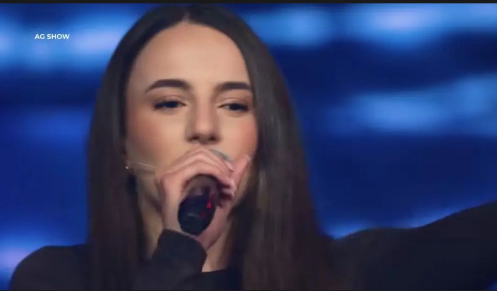 PËR HERË TË PARË/ Vajza e Dr. Florit ngjitet në skenë me këngën e të atit