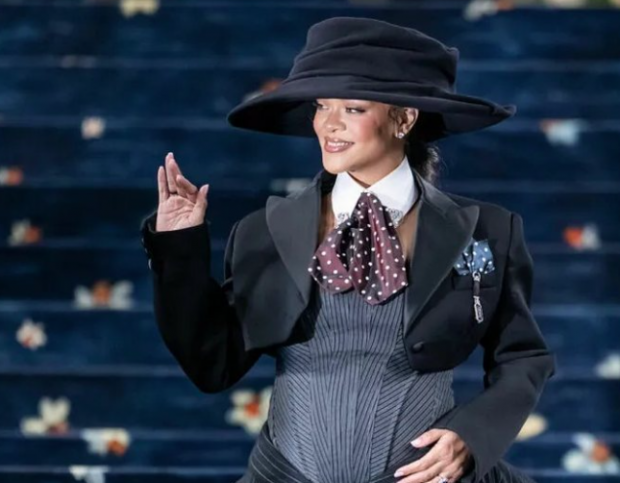 LAJM I ËMBËL/ Rihanna surprizon të gjithë në Met Gala: Shtatzënë për herë të tretë