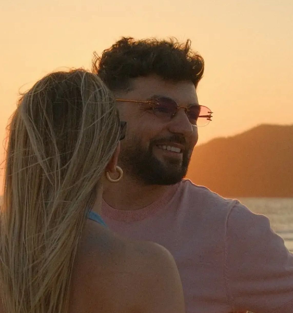 “SHI SA BUKUR…”/ Olsi Bylyku ndan foto me partneren në perëndim, por diçka tjetër tërhoqi vëmendje