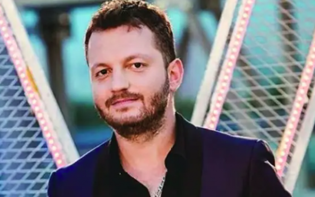 “MIRË SE ERDHE”/ Renis Gjoka bëhet baba për herë të tretë, ndan foton e të porsalindurit