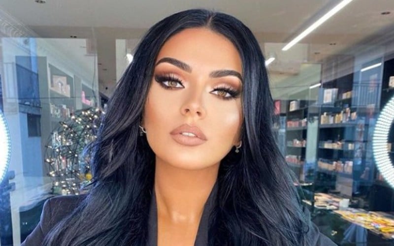 “FUNKSIONOKA KY SISTEM I ADRESAVE FALSE”/ Thellohet sherri mes vajzave! Fifi “thumbon” Eglin në rrjete sociale? (FOTO)