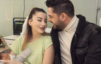 “E LE ROELIN PA GRIM…”/ Reagon bashkëshortja e Shpat Kasapit, rrëqeth me mesazhin e saj: Pse u ndave nga jeta në krahët e mi?!