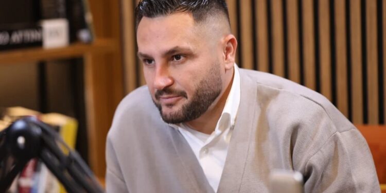 “TRËNDAFIL NË KOHË LUFTE”/ Bes Kallaku në një lidhje të re dashurie? ‘Gdhend’ në dorë emrin e një vajze…